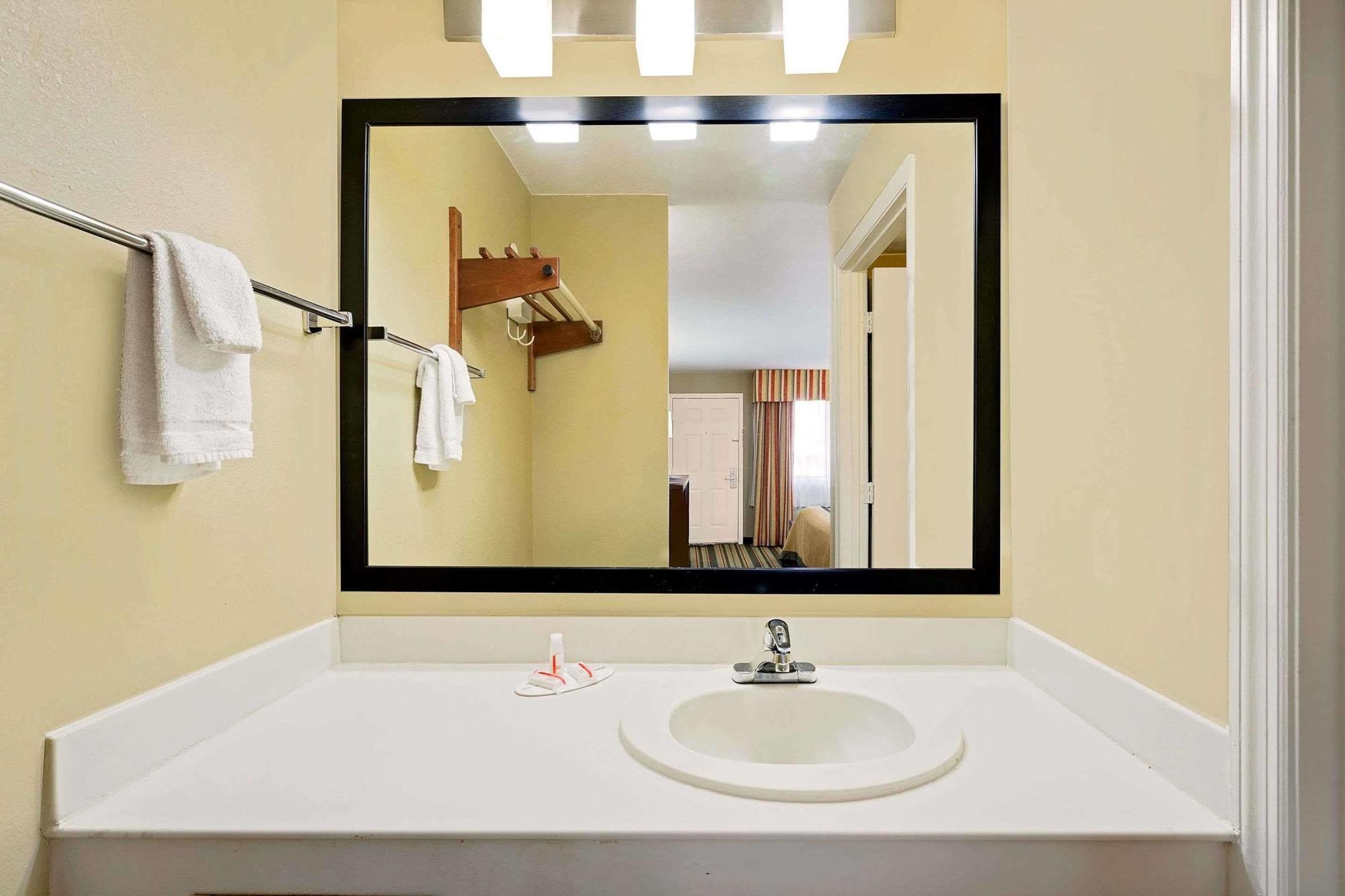 Super 8 By Wyndham Hermitage Nashville Extérieur photo